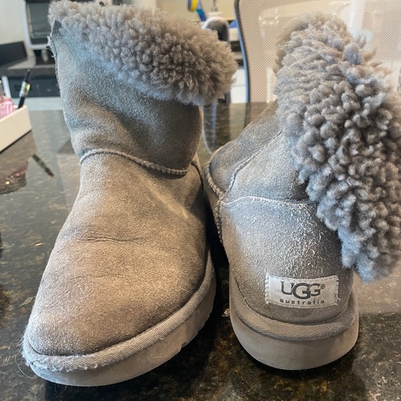 UGGS- Gray. Slightly used. Size 8W - Picture 2 of 8